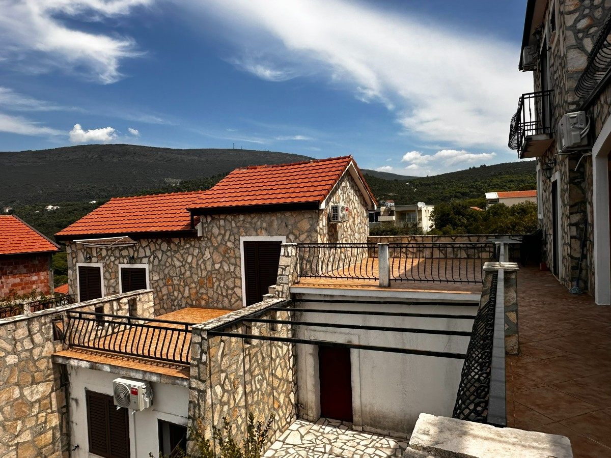 Prodaje se kamena vila sa fenomenalnim pogledom na more na Luštici